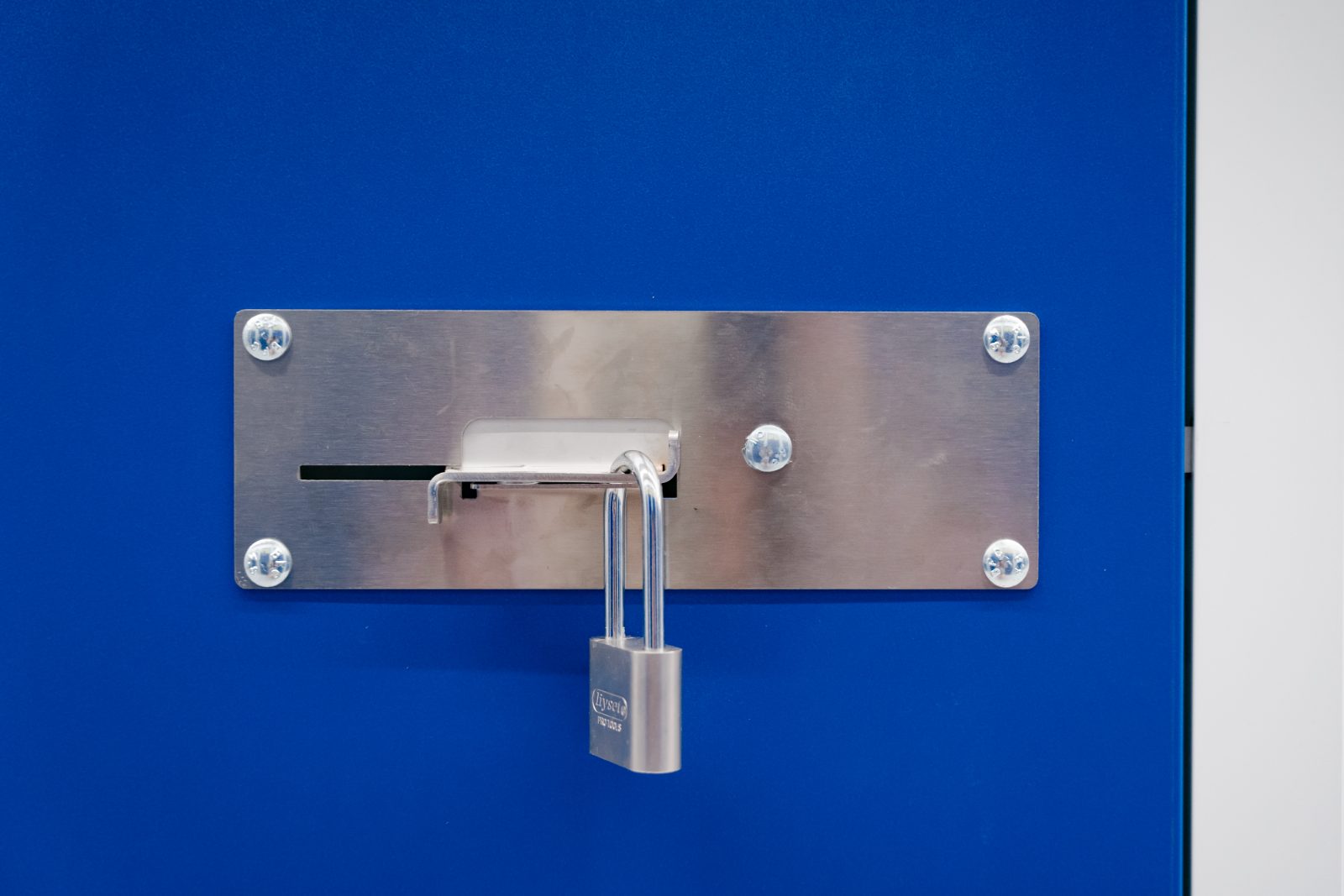 Candado de seguridad sobre puerta de trastero