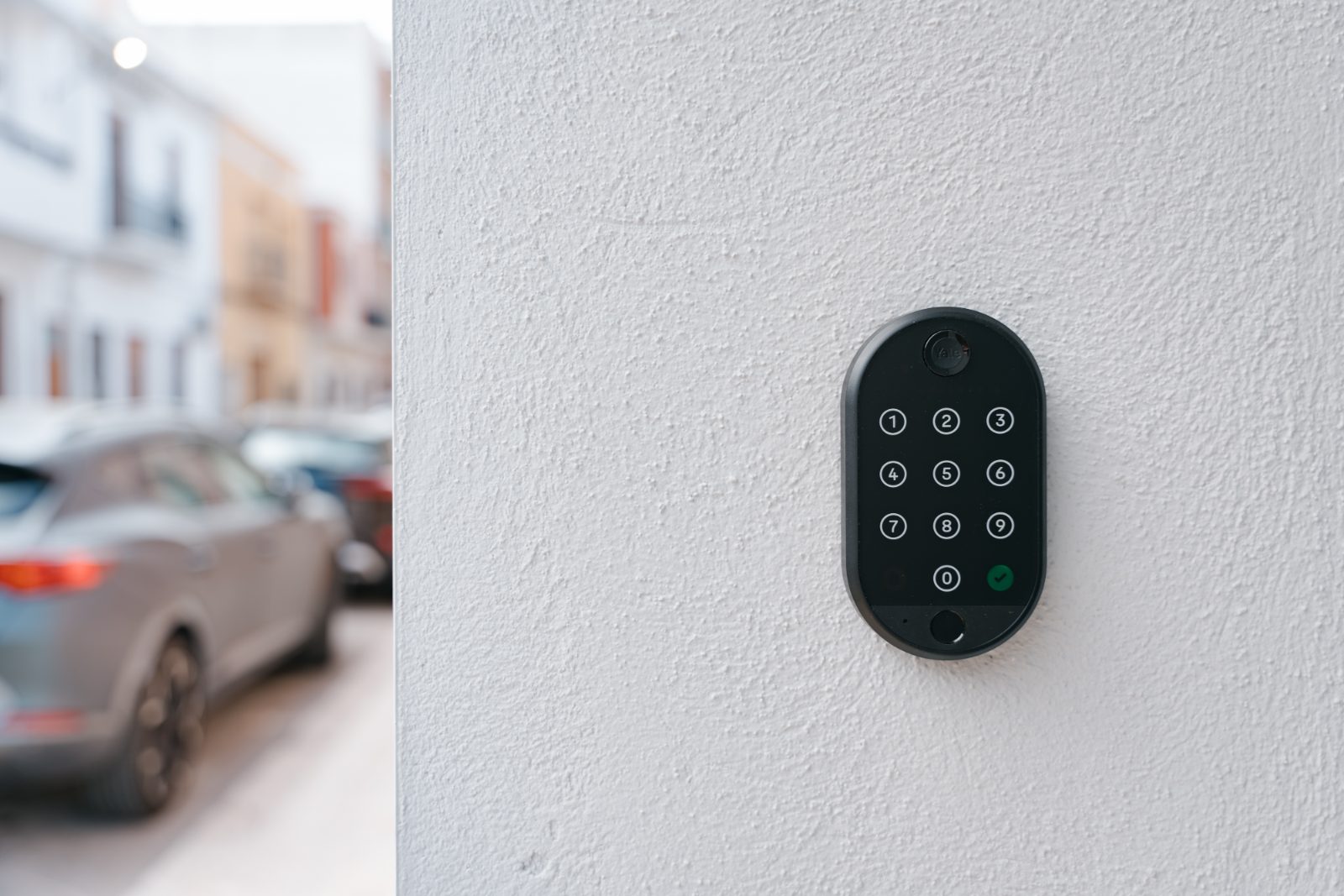 Teclado de acceso Yale en la fachada de Trasters Alfara